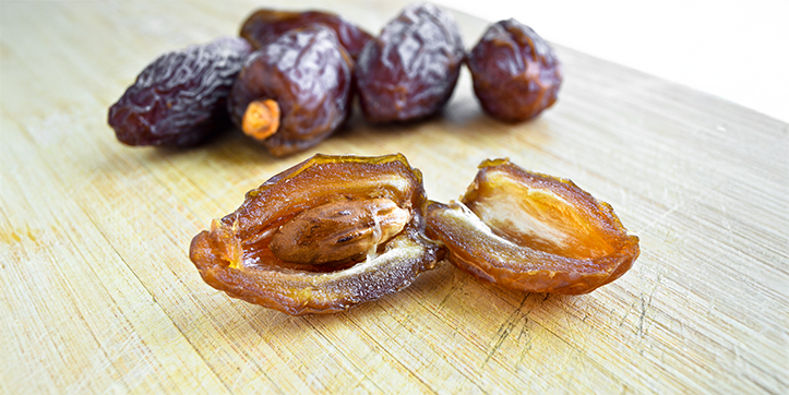 Choosing between Ajwa and Medjoul dates